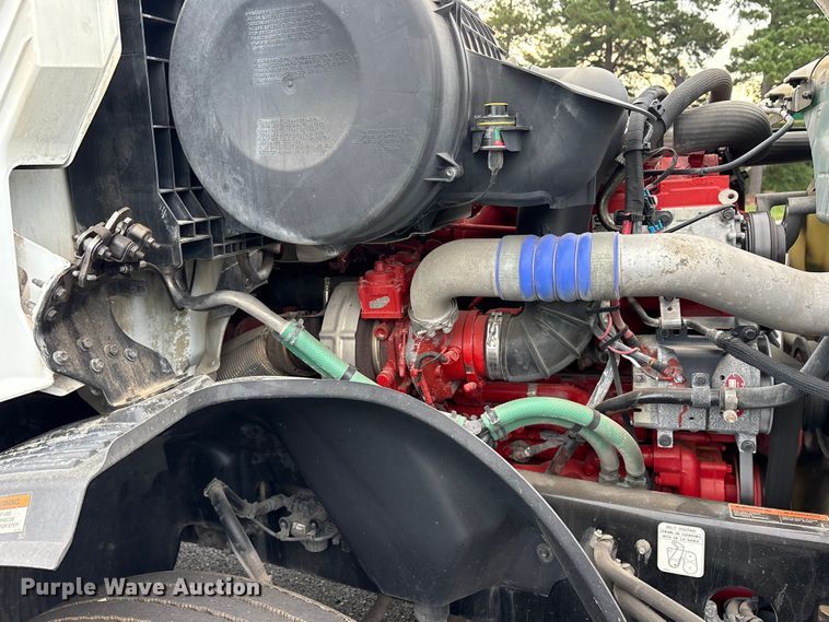 image for item ET7067 2020 Volvo Truck VN semi truck