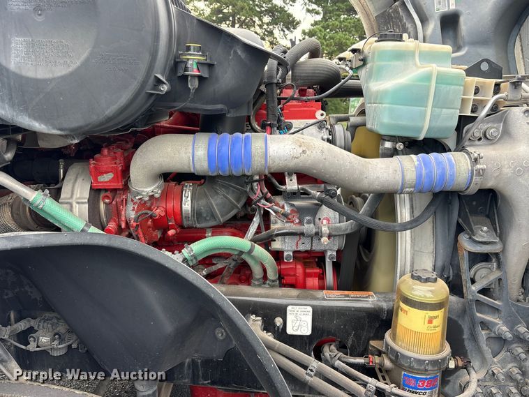 image for item ET7067 2020 Volvo Truck VN semi truck