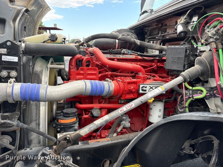 image for item ET7067 2020 Volvo Truck VN semi truck