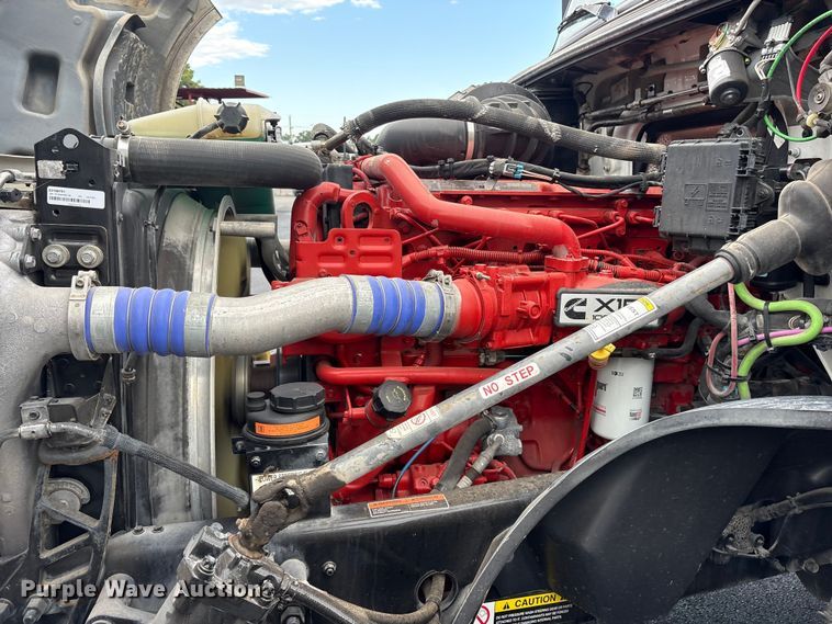 image for item ET7067 2020 Volvo Truck VN semi truck