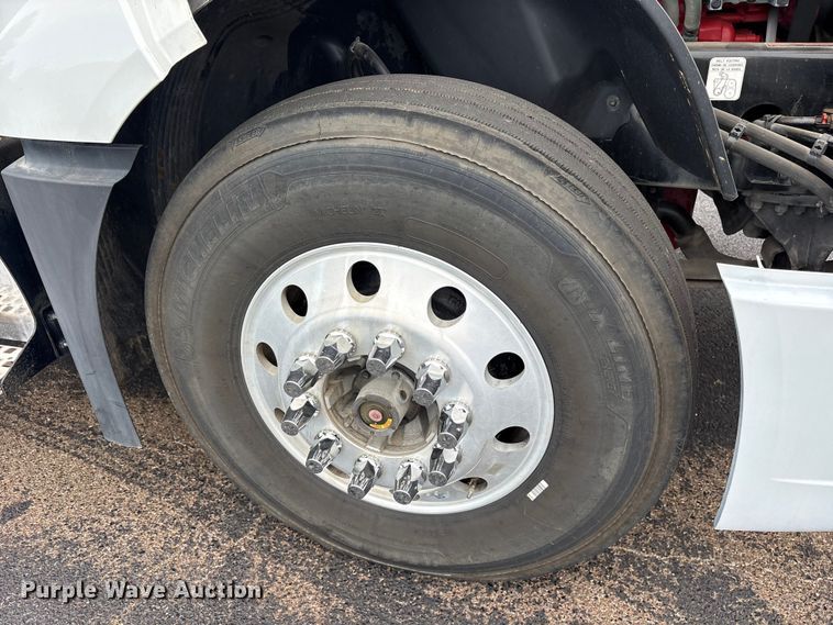 image for item ET7067 2020 Volvo Truck VN semi truck