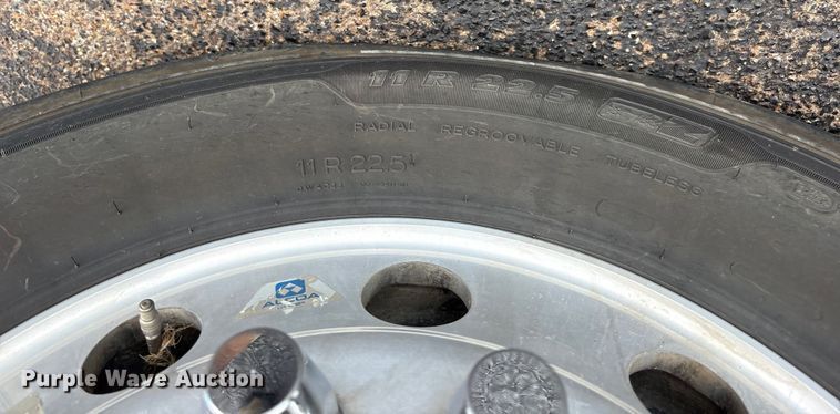 image for item ET7067 2020 Volvo Truck VN semi truck