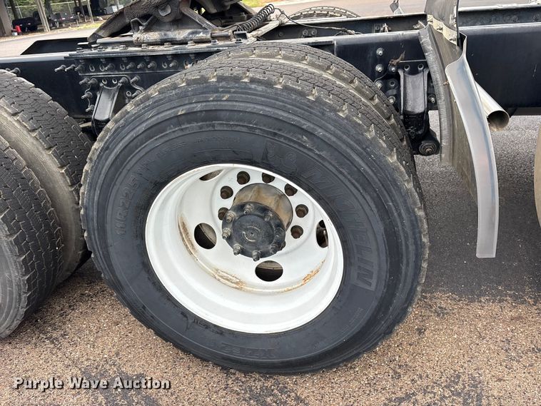 image for item ET7067 2020 Volvo Truck VN semi truck