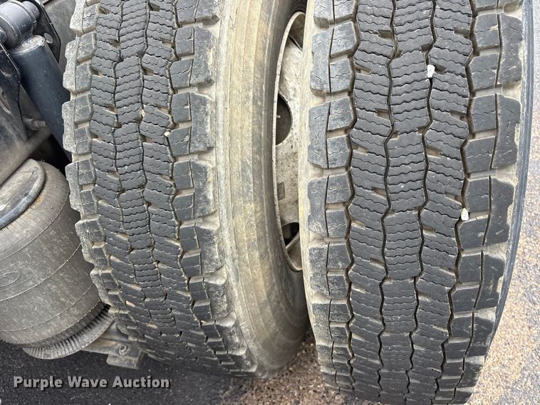 image for item ET7067 2020 Volvo Truck VN semi truck