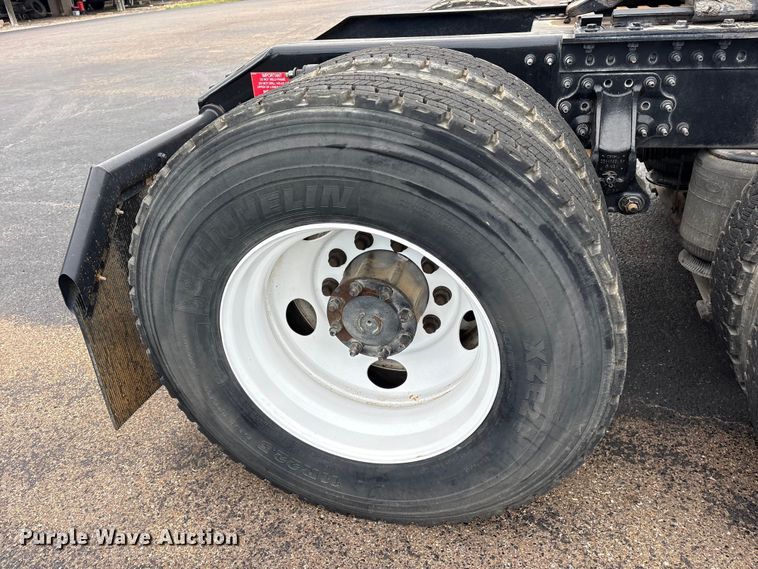 image for item ET7067 2020 Volvo Truck VN semi truck