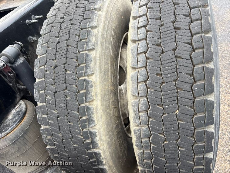 image for item ET7067 2020 Volvo Truck VN semi truck