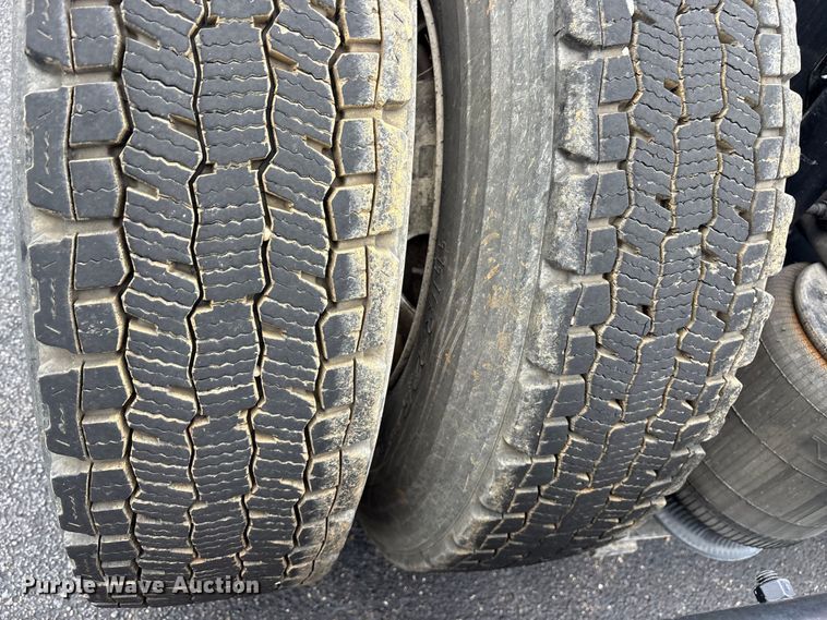 image for item ET7067 2020 Volvo Truck VN semi truck