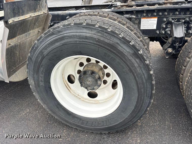 image for item ET7067 2020 Volvo Truck VN semi truck