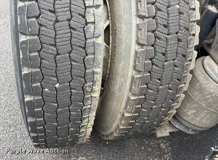 image for item ET7067 2020 Volvo Truck VN semi truck