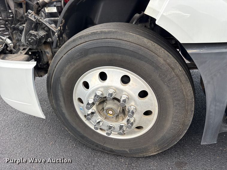 image for item ET7067 2020 Volvo Truck VN semi truck