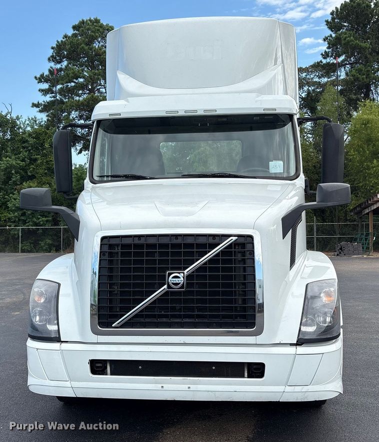 image for item ET7068 2018 Volvo VN semi truck
