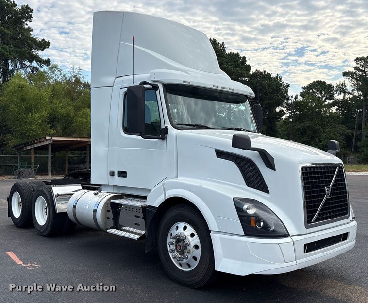 image for item ET7068 2018 Volvo VN semi truck
