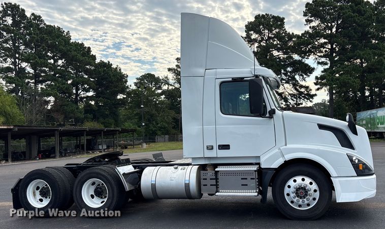 image for item ET7068 2018 Volvo VN semi truck