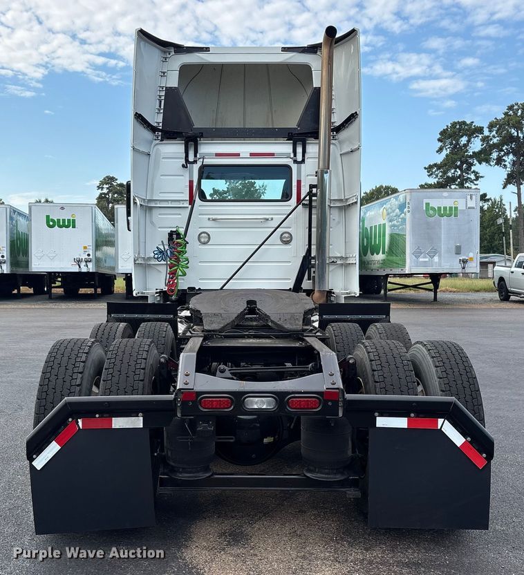 image for item ET7068 2018 Volvo VN semi truck