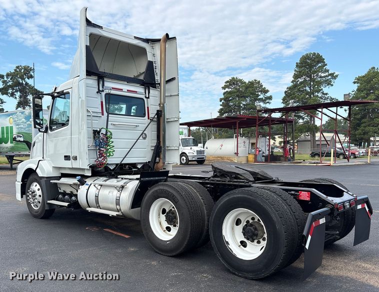 image for item ET7068 2018 Volvo VN semi truck