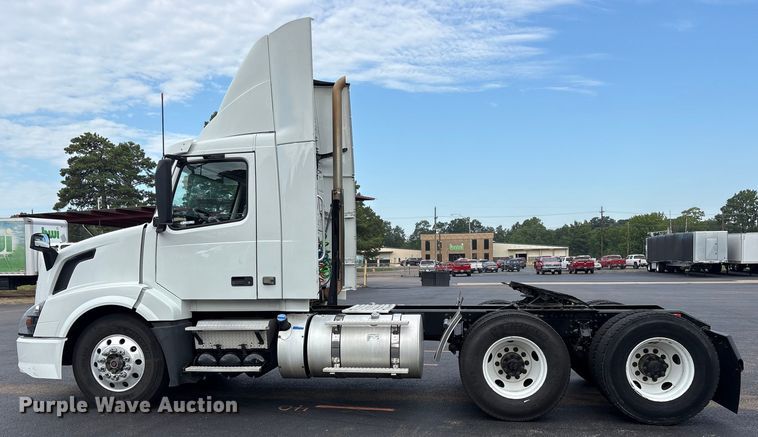image for item ET7068 2018 Volvo VN semi truck