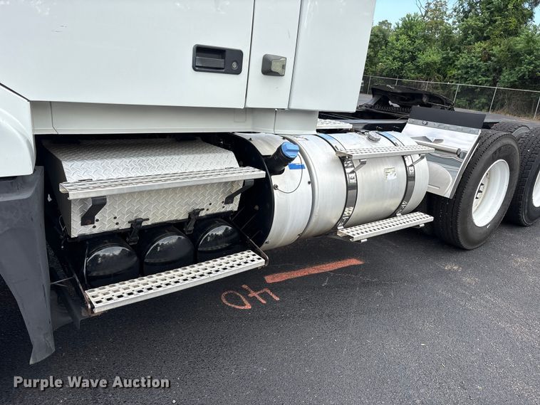 image for item ET7068 2018 Volvo VN semi truck