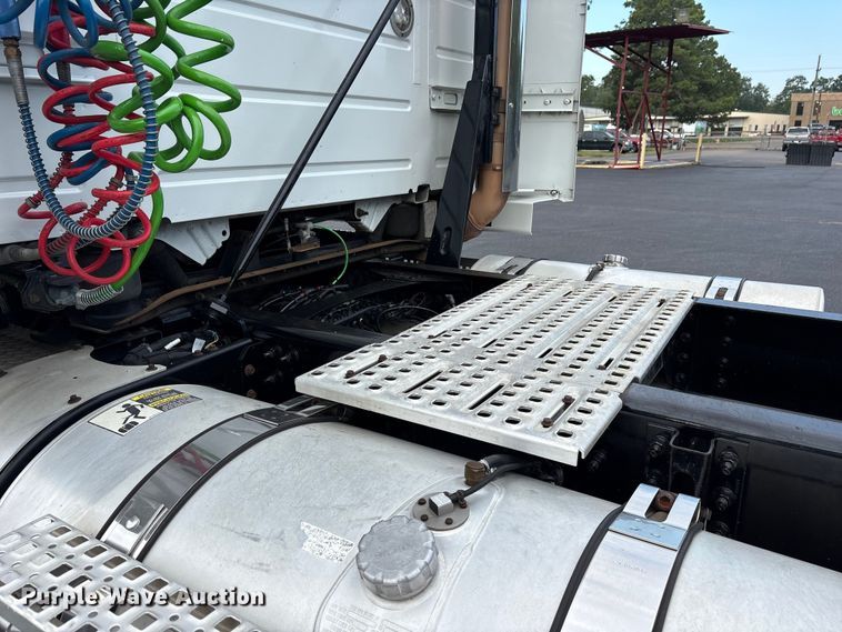 image for item ET7068 2018 Volvo VN semi truck