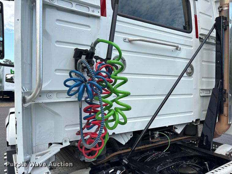 image for item ET7068 2018 Volvo VN semi truck