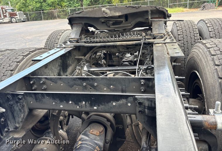 image for item ET7068 2018 Volvo VN semi truck