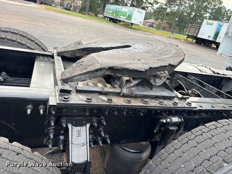 image for item ET7068 2018 Volvo VN semi truck