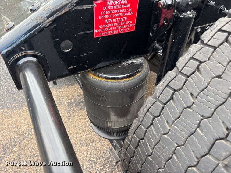 image for item ET7068 2018 Volvo VN semi truck