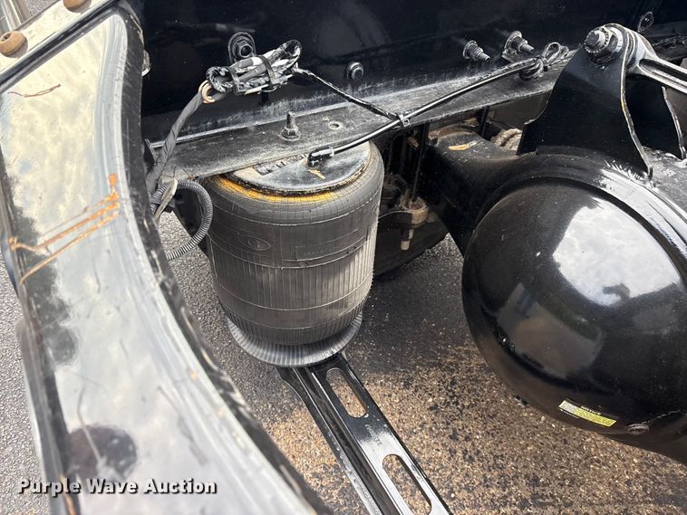 image for item ET7068 2018 Volvo VN semi truck