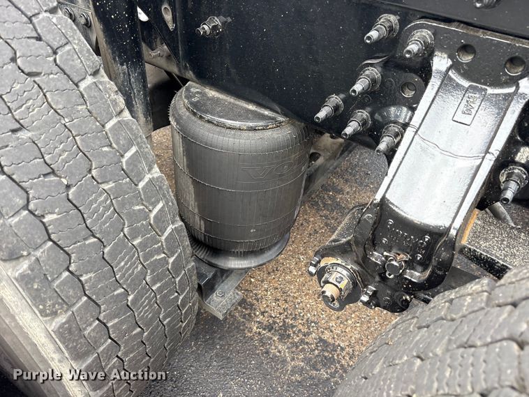 image for item ET7068 2018 Volvo VN semi truck