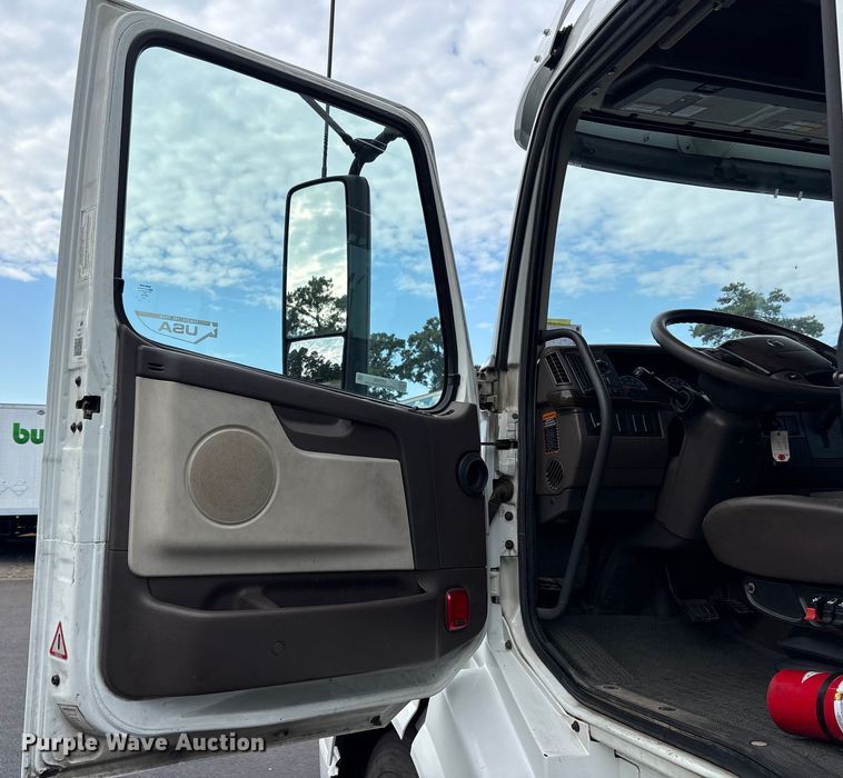 image for item ET7068 2018 Volvo VN semi truck