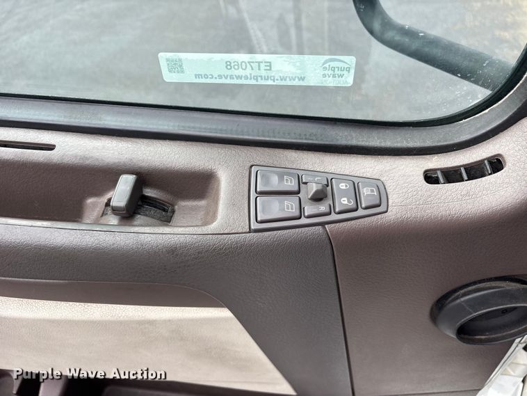 image for item ET7068 2018 Volvo VN semi truck