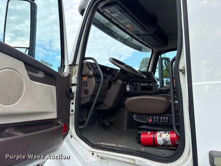 image for item ET7068 2018 Volvo VN semi truck
