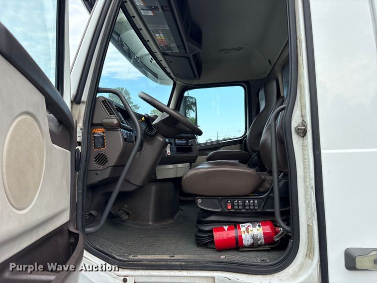 image for item ET7068 2018 Volvo VN semi truck