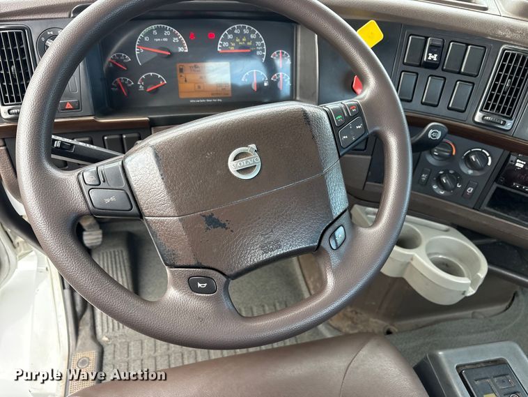 image for item ET7068 2018 Volvo VN semi truck