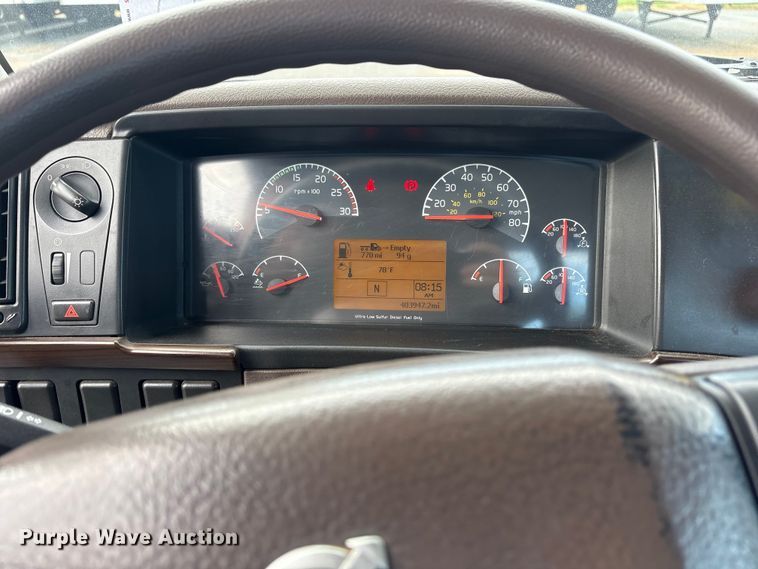 image for item ET7068 2018 Volvo VN semi truck