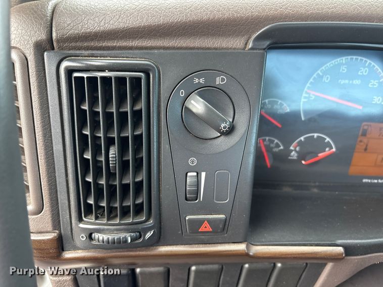 image for item ET7068 2018 Volvo VN semi truck