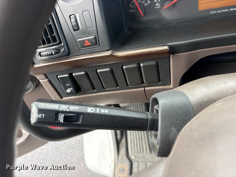 image for item ET7068 2018 Volvo VN semi truck