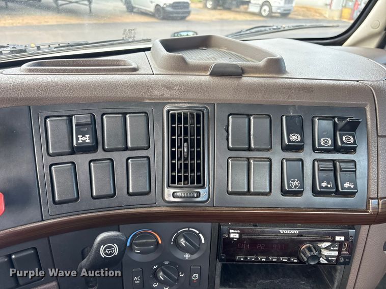 image for item ET7068 2018 Volvo VN semi truck