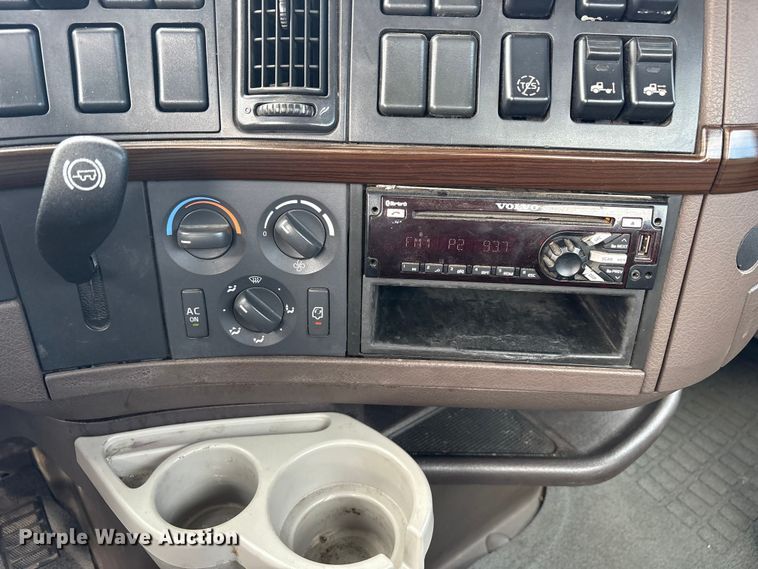 image for item ET7068 2018 Volvo VN semi truck