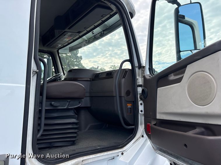 image for item ET7068 2018 Volvo VN semi truck
