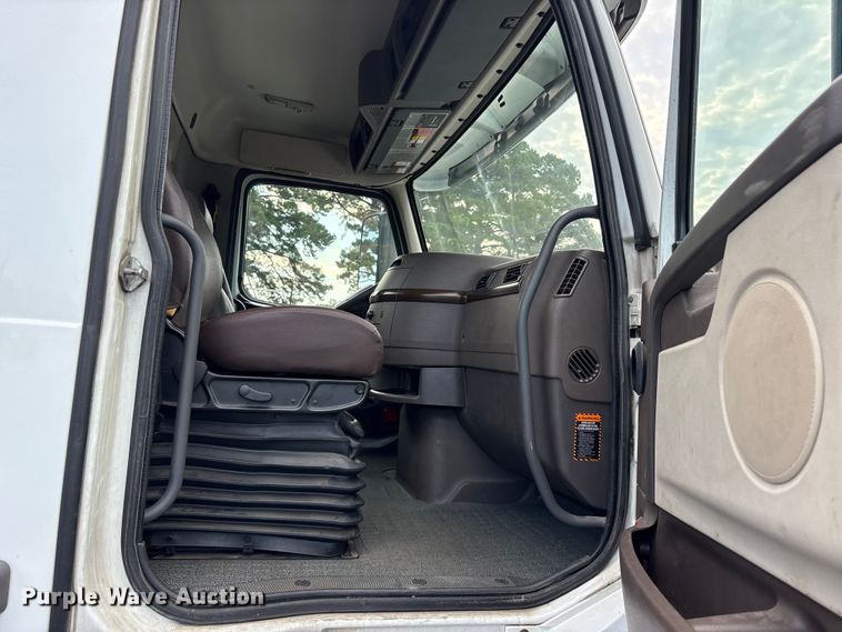 image for item ET7068 2018 Volvo VN semi truck