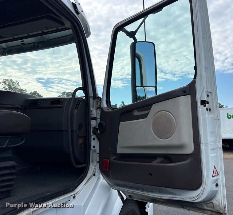 image for item ET7068 2018 Volvo VN semi truck