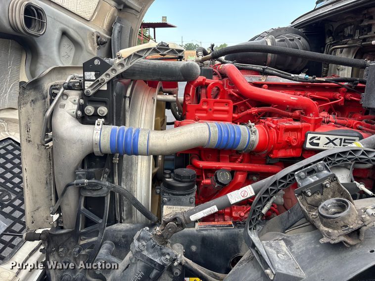 image for item ET7068 2018 Volvo VN semi truck