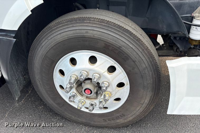 image for item ET7068 2018 Volvo VN semi truck