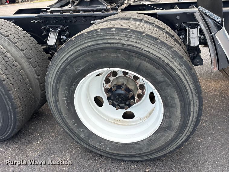 image for item ET7068 2018 Volvo VN semi truck