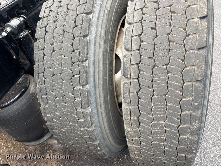 image for item ET7068 2018 Volvo VN semi truck