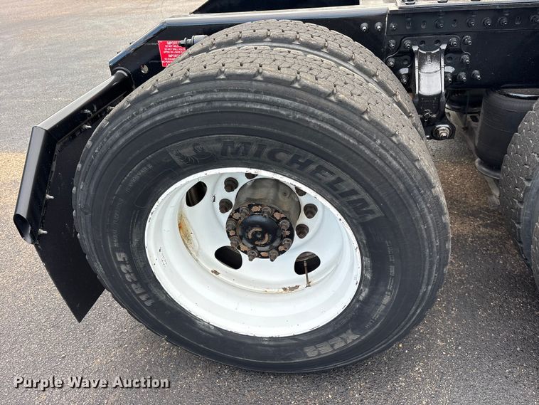 image for item ET7068 2018 Volvo VN semi truck