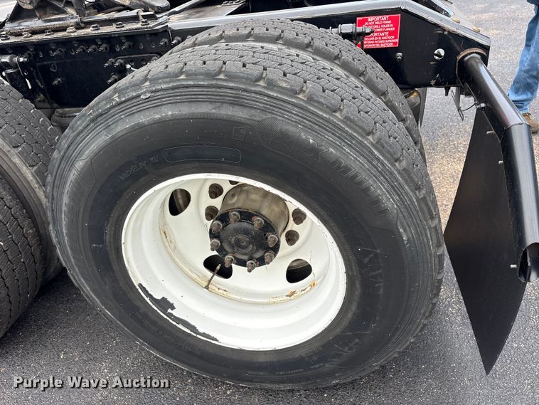 image for item ET7068 2018 Volvo VN semi truck