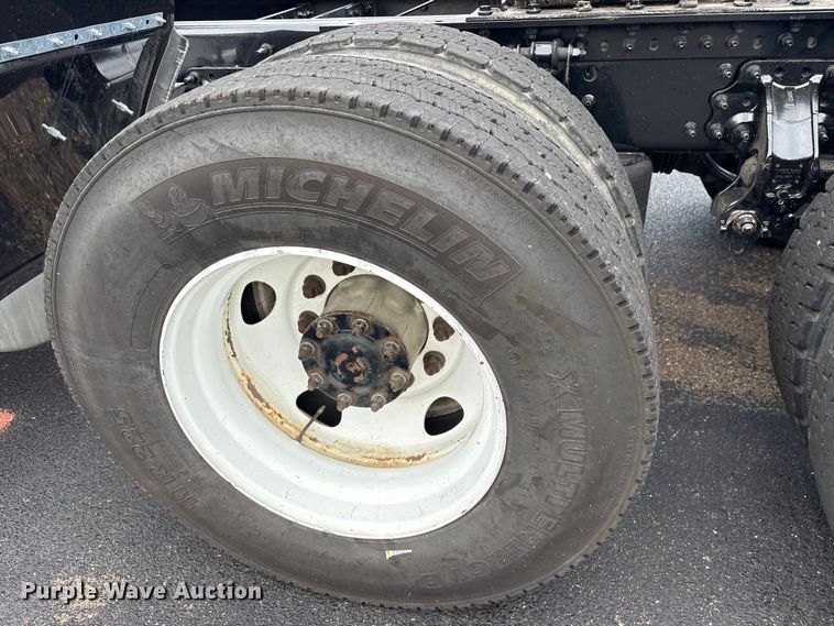 image for item ET7068 2018 Volvo VN semi truck