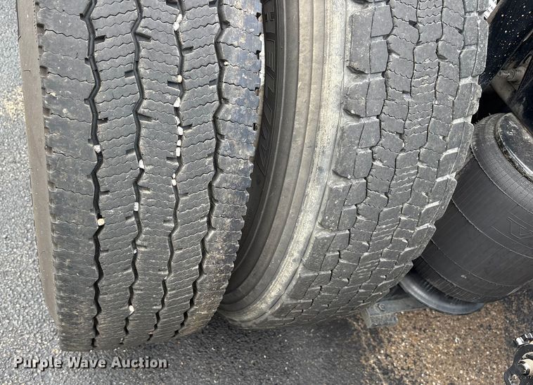 image for item ET7068 2018 Volvo VN semi truck