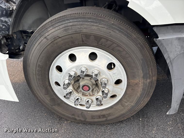 image for item ET7068 2018 Volvo VN semi truck